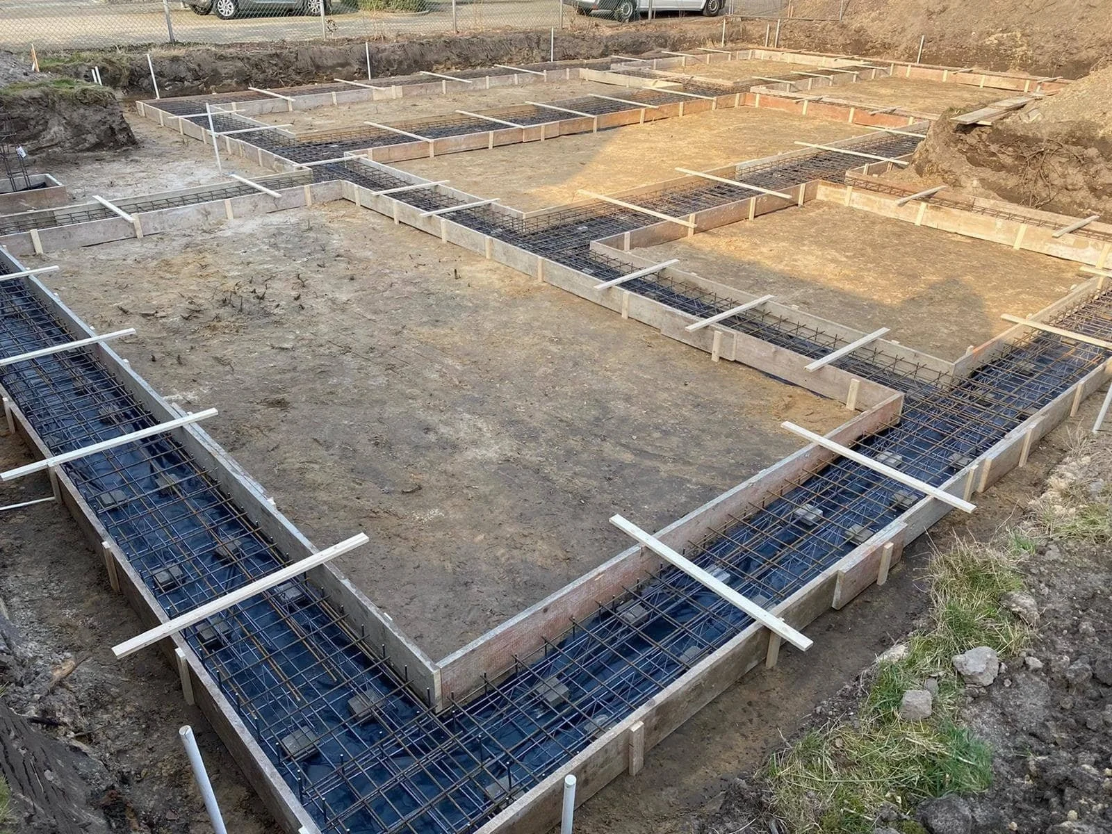 Stroken van fundering aangelegd