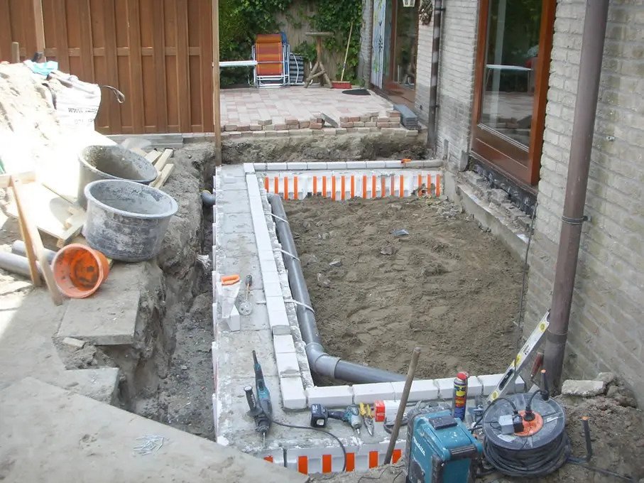 Fundering wordt gelegd voor Uitbouw die wordt geplaatst 